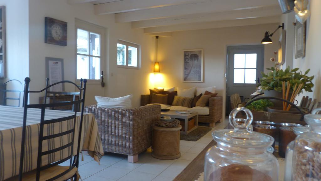 Les Persiennes Hotell Saintes Exteriör bild